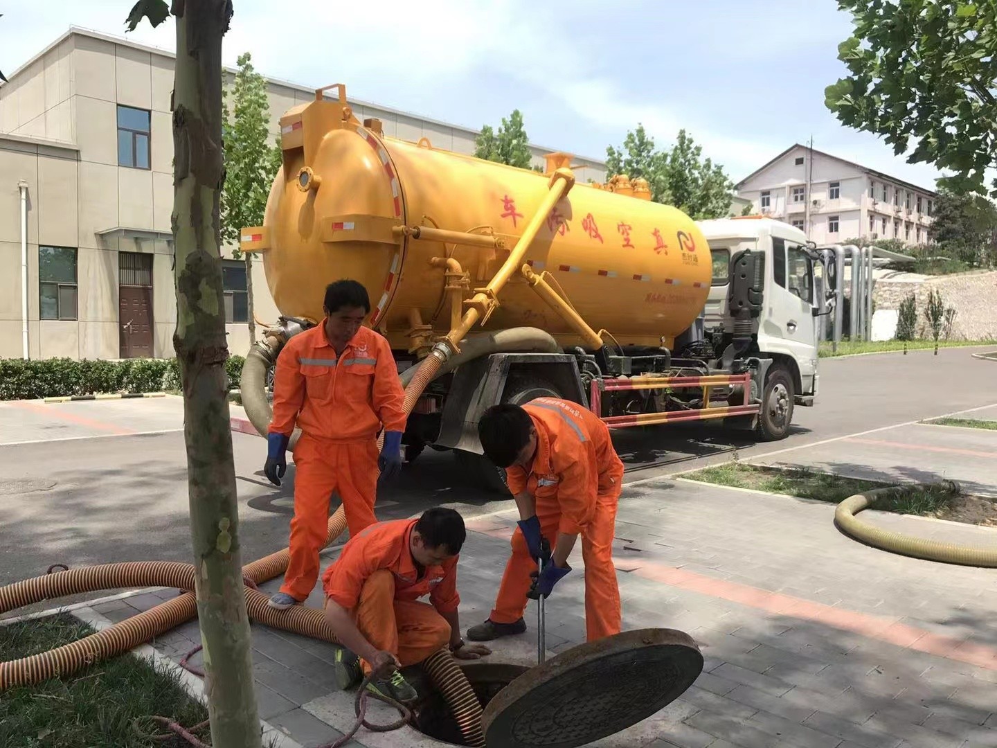 竹溪管道疏通车停在窨井附近