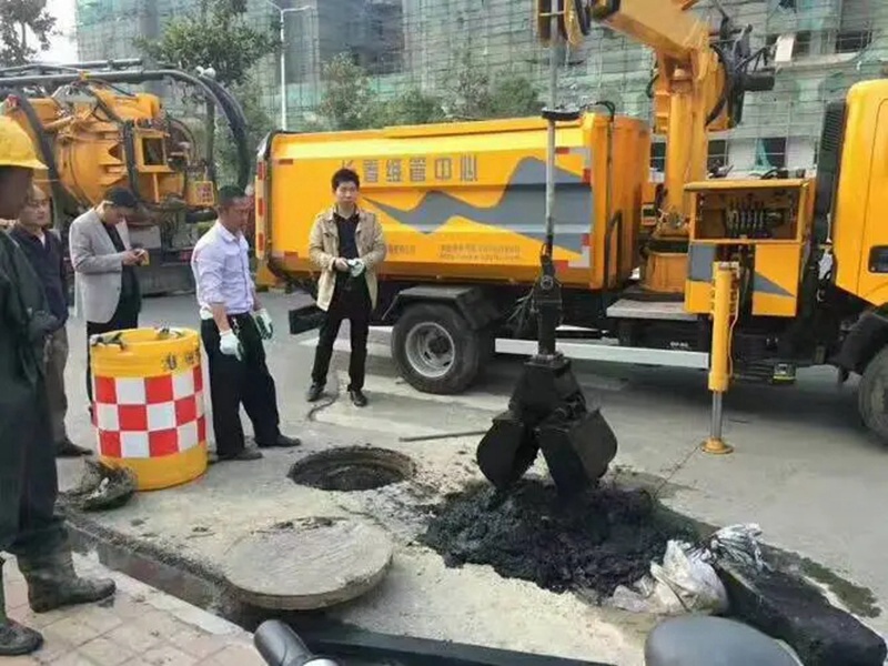 竹溪街道：网格员化身“清道夫”，为民解忧疏通“堵心”化粪池