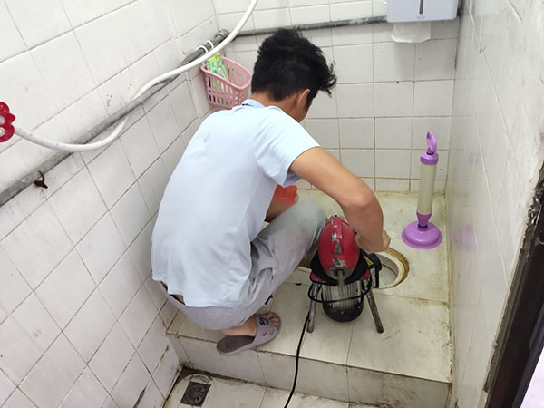 竹溪肥皂掉到马桶里把马桶堵住了怎么办？马桶堵住了怎么办